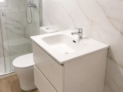 Alicatado, solado y fontanería para reforma de baño en Madrid